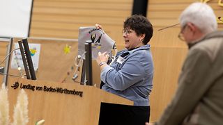 Martina Krattenmacher, Vorstandssprecherin Landesjugendring, begrüßt die Kinder