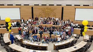 Gruppenfoto mit allen Kids, dem Landtagspräsidenten und den teilnehmenden Abgeordneten