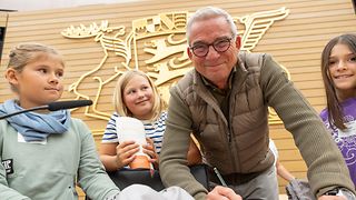 Landtagspräsident Thomas Strobl schreibt Autogramme