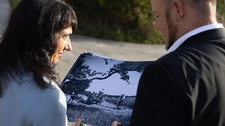 Aras und Vogt schauen ein altes Foto an