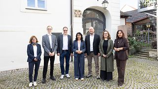 Gruppenfoto vor der ehemaligen Synagoge Freudental