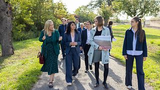 Landtagsvizepräsidentin Muhterem Aras beim Rundgang.