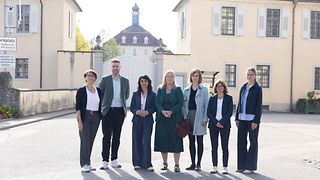 Gruppenfoto vor der JVA