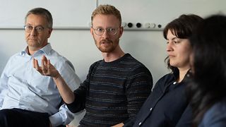 Ein junger, ehrenamtlicher Guide der Gedenkstätte redet
