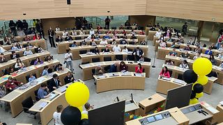Kinder und Abgeordnete im Plenarsaal