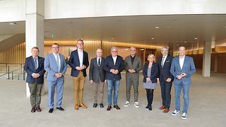 Das Foto zeigt ein Gruppenbild mit Landtagspräsident Thomas Strobl, Vertretern des Volksbunds Deutsche Kriegsgräberfürsorge e.V. (Landesverband BW) und Abgeordneten in der Lobby des Landtags