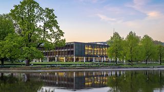 Ansicht des Landtagsgebäudes mit Eckensee