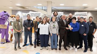 Gruppenbild im Foyer des Landtags. Vorne sind Landtagspräsident Strobl und mehrere Männer und Frauen aus der Jugendarbeit zu sehen. Im Hintergrund sind Infobanner und zwei große Plüschmaskottchen erkennbar.