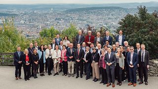 Gruppenbild der Delegierten vor dem Panorama von Zürich