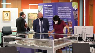 Landtagspräsidentin Muhterem Aras in der Ausstellung zu 200 Jahre Landeskirche in Baden