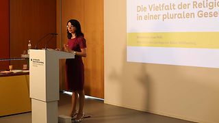 Landtagspräsidentin Muhterem Aras bei ihrem Grußwort im Generallandesarchiv in Karlsruhe