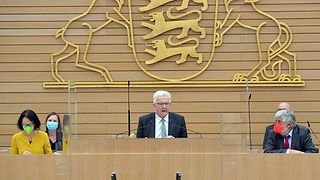 Alterspräsident Winfried Kretschmann eröffnet die konstituierende Plenarsitzung