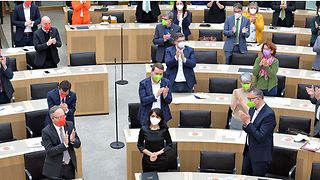 Stehende Ovationen für die neu gewählte Landtagspräsidentin Muhterem Aras
