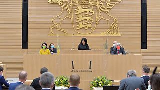 Landtagspräsidentin Muhterem Aras führt die Sitzung