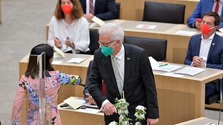 Landtagspräsidentin Muhterem Aras gratuliert Ministerpräsident Winfried Kretschmann zur Wahl