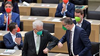 Fraktionsvorsitzender Andreas Schwarz gratuliert Ministerpräsident Winfried Kretschmann zur Wahl