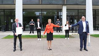 Urkundenübergabe vor dem Landtag