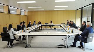 Die Vertreter des jüdischen Lebens sitzen am Tisch mit den Fraktionsvorsitzenden, der Landtagspräsidentin und Innenminister Thomas Strobl