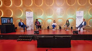 Die sechs Teilnehmenden des Podiums, von denen eine virtuell zugeschaltet ist