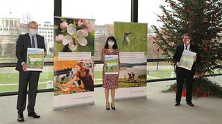 Muhterem Aras mit Vertretern der Baden-Württembergischen Naturparke in der Lobby