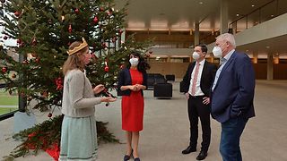 Thomas Blenke MdL, Waldkönigin Johanna Eich, Landtagspräsidentin Muhterem Aras und Bürgermeister Klaus Mack (Bad Wildbad) vor dem Weihnachtsbaum in der Lobby