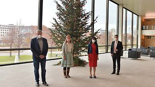 Thomas Blenke MdL, Waldkönigin Johanna Eich, Landtagspräsidentin Muhterem Aras und Bürgermeister Klaus Mack (Bad Wildbad) vor dem Weihnachtsbaum in der Lobby