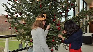 Weinkönigin Johanna Eich und Präsidentin Aras schauen sich den Baum an