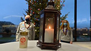 Pfadfinderin Leah Albrecht und Harald Kraus vom Verband Christlicher Pfadfinderinnen und Pfadfinder Württemberg e.V. ein Friedenslicht an Landtagspräsidentin Muhterem Aras