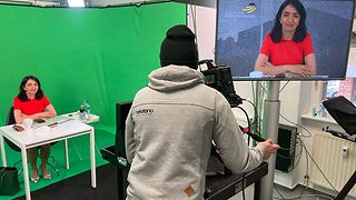 Landtagspräsidentin Aras im Studio vor Greenscreen