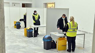 Person durchläuft den Sicherheitscheck