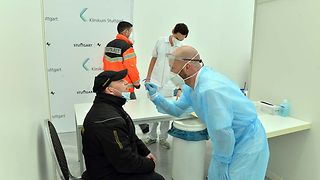 Person wird ein Nasenabstrich genommen für den Schnelltest