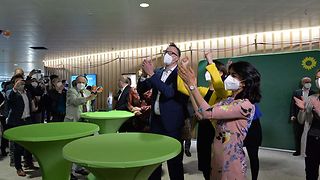 Fraktionsvorsitzender der Grünen, Andreas Schwarz, Sandra Detzer und Muhterem Aras freuen sich