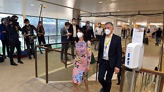 Landtagspräsidentin Muhterem Aras kommt gemeinsam mit ihrem Mann in den Landtag