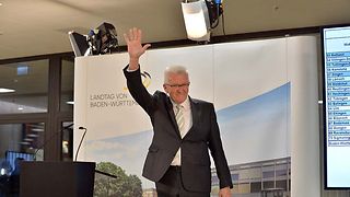 Ministerpräsident Winfried Kretschmann winkt