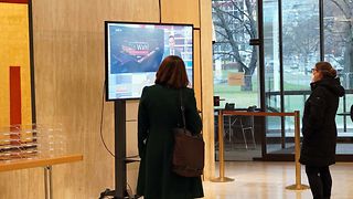 Monitor mit Wahlberichterstattung im Foyer des Landtags