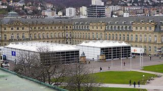 Im Ehrenhof stehen die Zelte der großen Fernsehsender