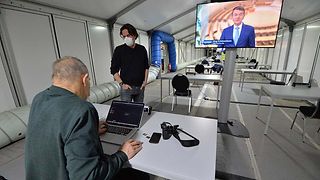 Journalist arbeitet im Zelt