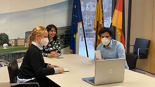 Dem Insta-Walk voraus geht ein Gespräch mit Schülerinnen und Schülern aus Stuttgart, Achern und Reutlingen, moderiert vom Team der LpB Freiburg.