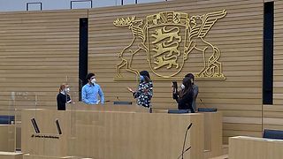 Landtagspräsidentin Muhterem Aras führt auf der Tour durch den Landtag unter anderem in den Plenarsaal.