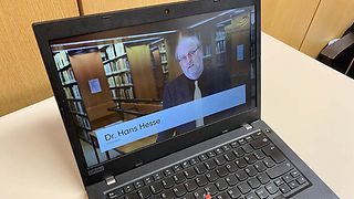 Der Historiker Dr. Hans Hesse hält den Fachvortrag