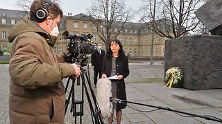 Landtagspräsidentin Muhterem Aras bei der Kranzniederlegung