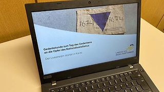 Auf dem Bildschirm wird der Livestream angekündigt