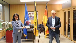 Stefan Brink übergibt den Bericht an Landtagspräsidentin Aras