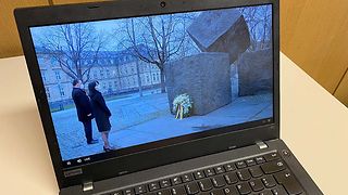 Landtagspräsidentin Aras und Rami Suliman vor dem Denkmal