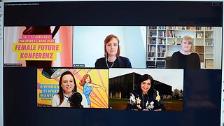 Landtagspräsidentin Muhterem Aras (unten rechts) mit Teilnehmerinnen der Konferenz