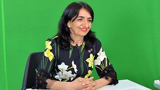 Landtagspräsidentin Muhterem Aras spricht mit den Teilnehmerinnen