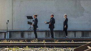 Musikanten vor der Gedenkwand mit den Namen der Opfer