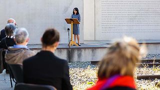 Landtagspräsidentin Muhterem Aras bei ihrem Grußwort vor der Gedenkwand mit den Namen der Opfer