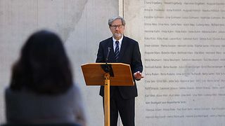 Der Leiter des Stadtarchivs Stuttgart, Stadtdirektor Prof. Dr. Roland Müller, bei seinem Vortrag