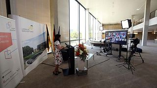 Landtagspräsidentin Aras ist von der Lobby des Landtags zugeschaltet